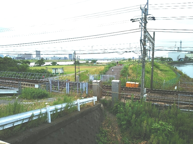 写真1　荒川左岸堤防と京成本線荒川橋梁の交差位置